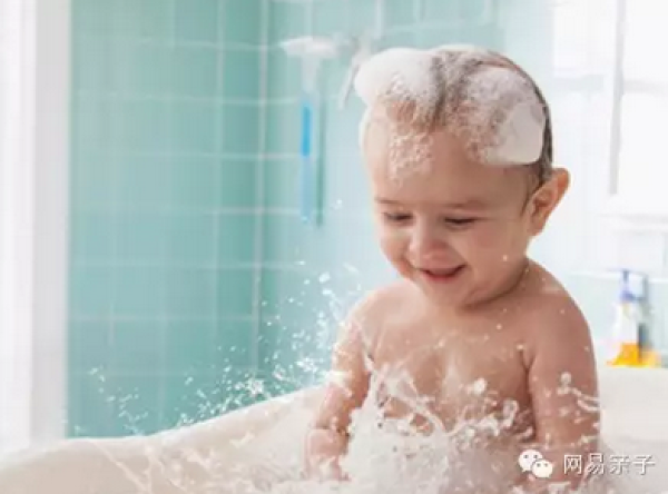夏季保健 给宝宝洗澡注意点