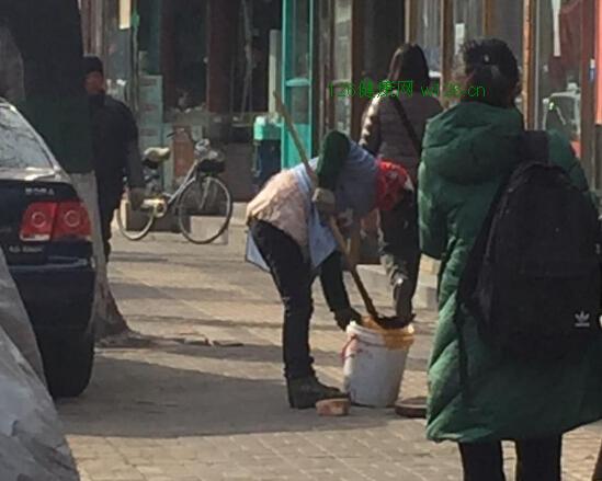 无视他人眼光 大妈当街捞地沟油