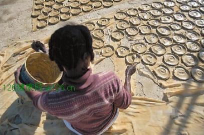 贫民制作泥巴饼干的图片在网上热传