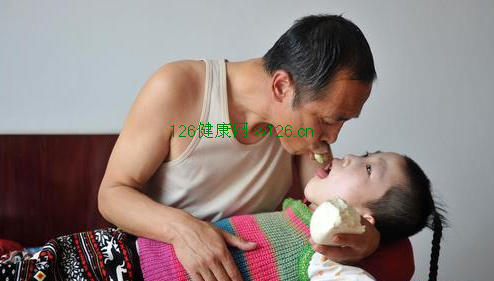 弃婴患有脑瘫 养父母嘴喂弃婴15年