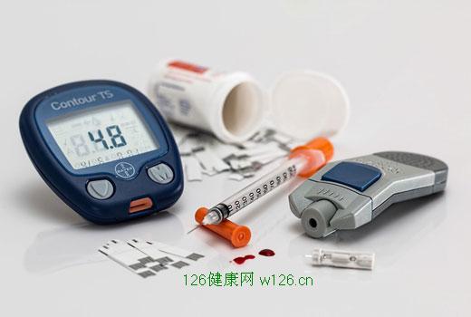 手指甲的颜色发紫是血液中缺乏氧气